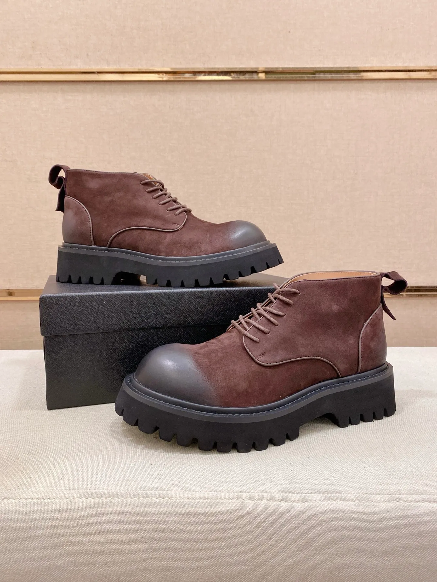 Factory price 580💰 The new PRADA (Prada) counters are launched simultaneously, new men's shoes, 😘fabrics are selected from cowhide. Lining: Full sheepskin lining. 👍🏿 High-end ☄️ air-cushion molded anti-slip rubber outsole, exquisite lines, simple and elegant, comfortable and high-end for leisure travel. Number of yards: 38 to 44. Can be ordered for 45 non-refundable